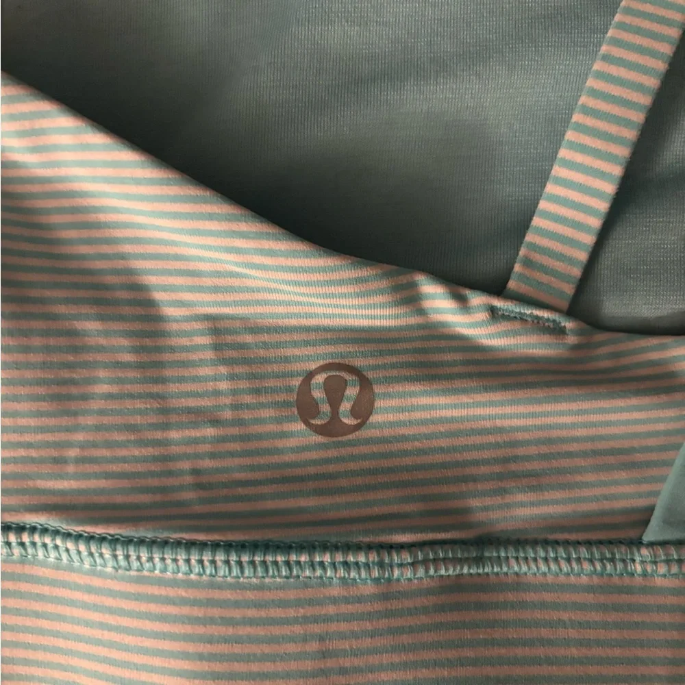 ⭐️5/$15! Lululemon Athletica Light Striped Crossback Sports Bra